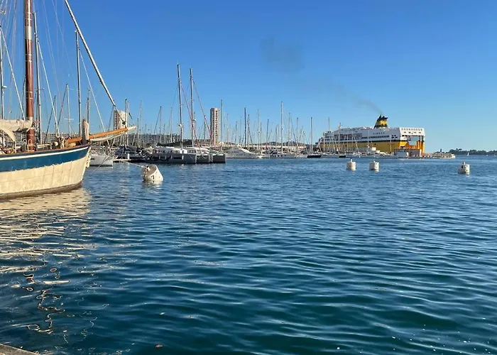 Vue Sur Rade Appartement Elegant Vaste Climatise Etage Eleve Ascenseur Proche Parking Et Toutes Commodites Au Coeur Du Toulon Historique
