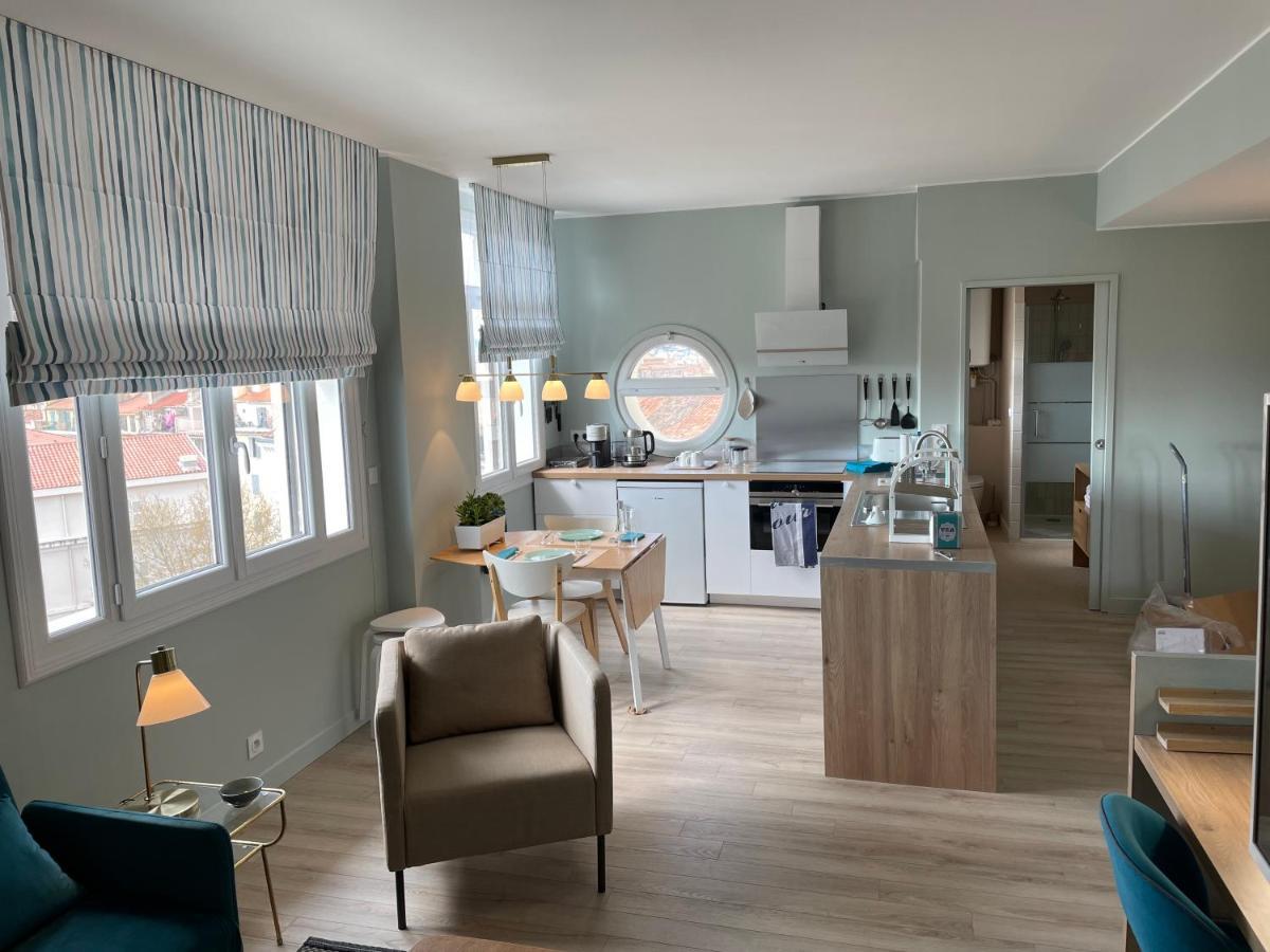 Vue Sur Rade Elegant Vaste Climatise Etage Eleve Ascenseur Proche Parking Et Toutes Commodites Au Coeur Du Historique *