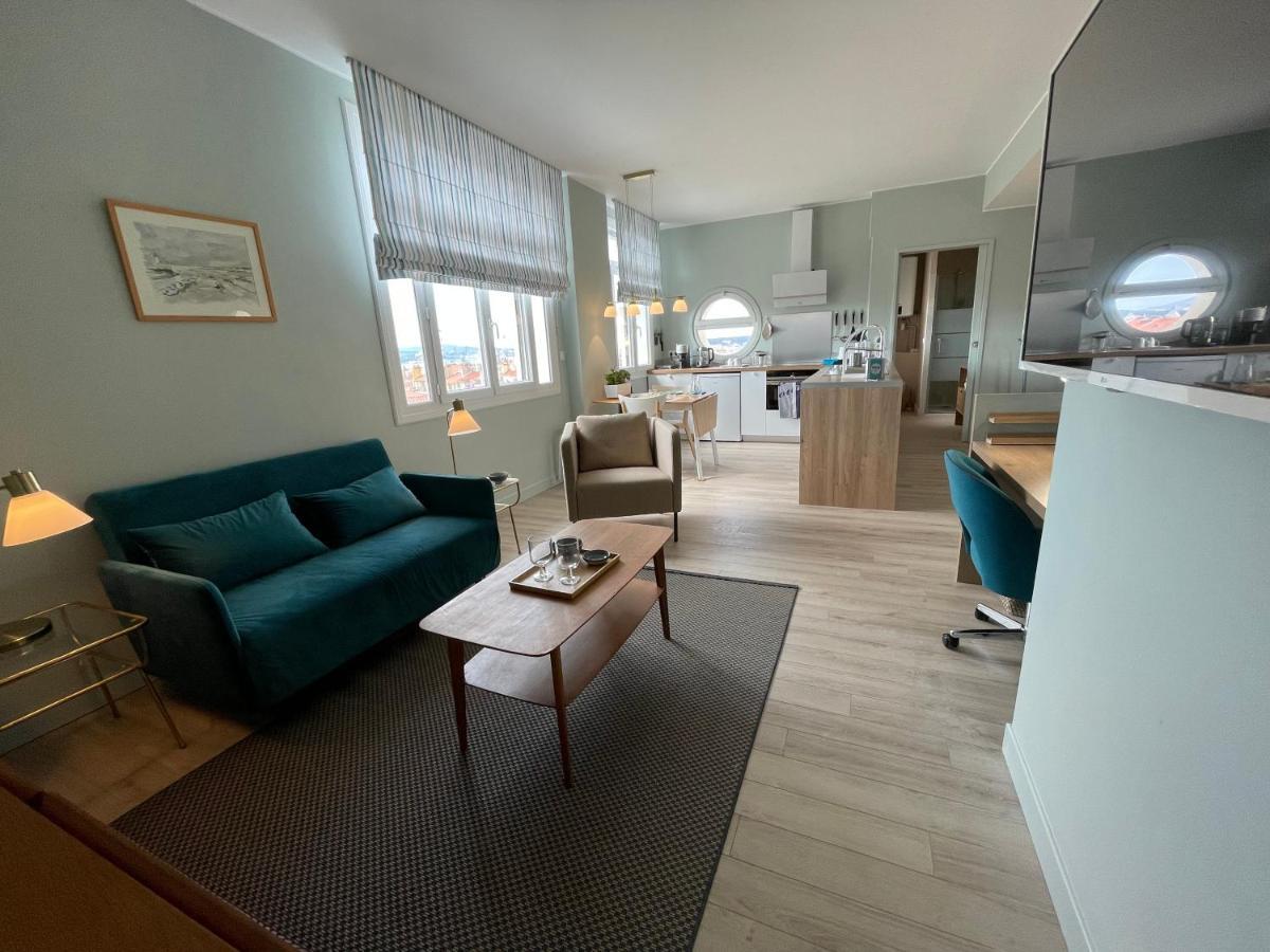 Vue Sur Rade Elegant Vaste Climatise Etage Eleve Ascenseur Proche Parking Et Toutes Commodites Au Coeur Du Historique Appartement